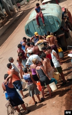 ARCHIVO. Una fila para abastecerce del agua transportada en un camión cisterna.