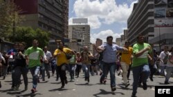 Un grupo de personas participa en una marcha convocada por los estudiantes