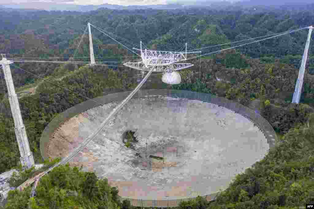 Vista aérea tomada el 19 de noviembre del 2020, donde se puede ver un hueco en el panel del plato del Observatorio de Arecibo, en Puerto Rico.