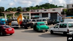 Una gran cola en la gasolinera. (AP/Ismael Francisco/Archivo)