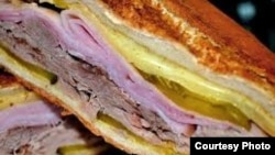 En La Habana era un mixto en pan de flauta, pero el sandwich cubano ganó categoría mundial cuando emigró