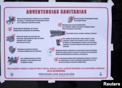 Estas advertencias en una bodega omiten que son para prevenir el cólera (cliquee para ampliar).