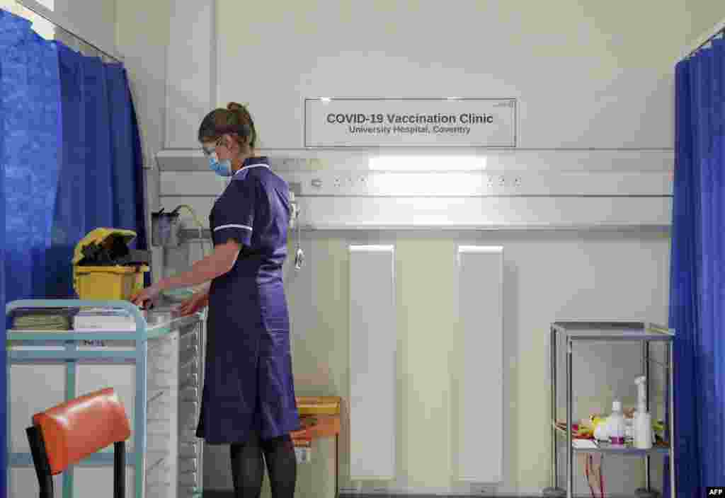 Una enfermera prepara un cubículo en la en la Clínica de Vacunas del Hospital de la Universidad de Coventry, en Inglaterra central.