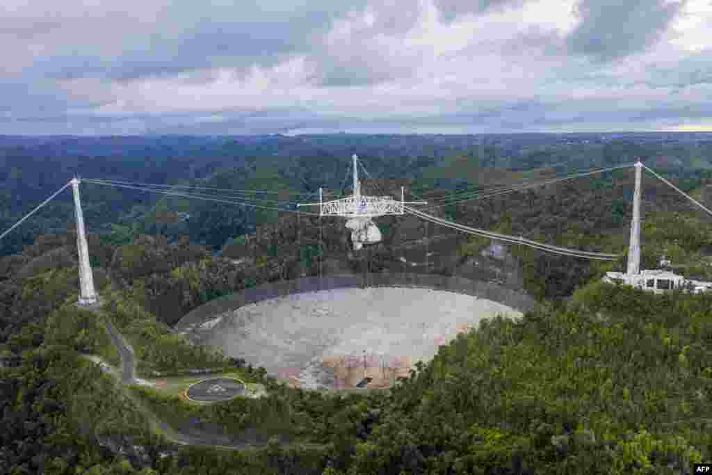 Vista aérea tomada el 19 de noviembre del 2020, donde se puede ver un hueco en el panel del plato del Observatorio de Arecibo, en Puerto Rico.