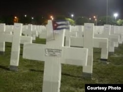 Berta Soler visitó en Miami el Memorial Cubano, 10 mil cruces con los nombres de las víctimas del castrismo.