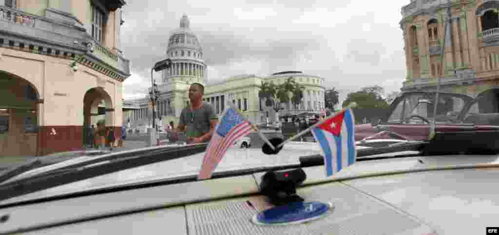 El capitolio cubano desde el interior de un auto clásico