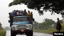 Los camioneros estatales suelen parar ante pasajeros que piden "botella", pero no siempre el aventón sale gratis.