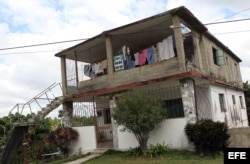 Vista de un cartel que anuncia la venta de una vivienda .