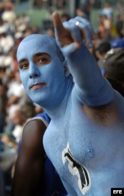 ARCHIVO. Un aficionado pintado de azul apoya al equipo de Industriales en el estadio Latinoamericano.