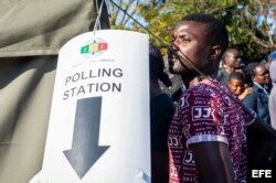 Un hombre hace cola para votar en un colegio electoral durante la celebración de las elecciones presidenciales, en Harare.