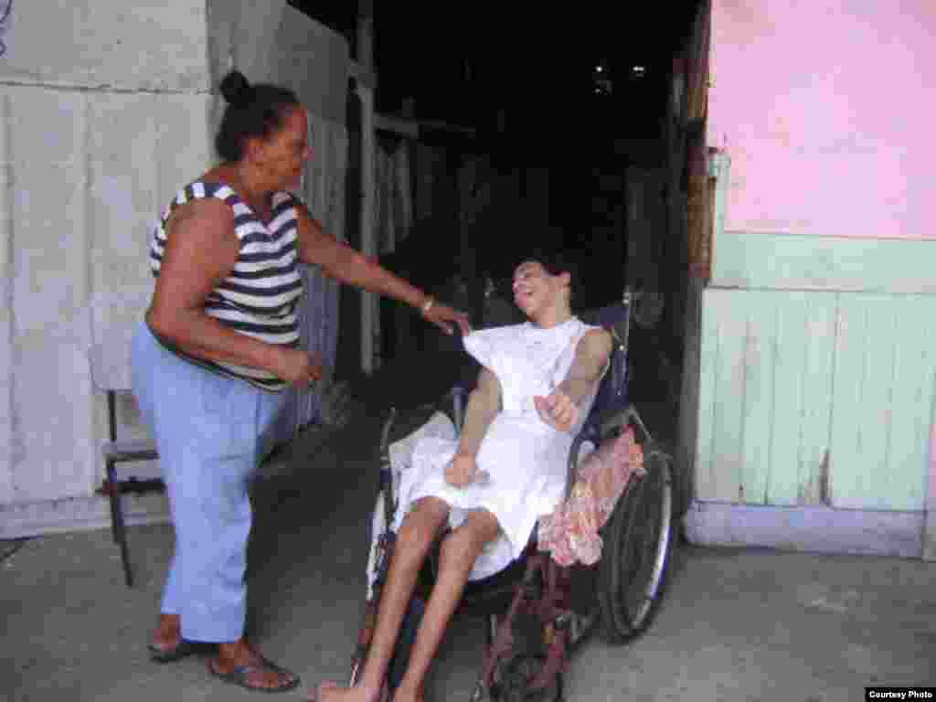 Yeison Olivera Pérez junto a su madre. Fotos: Pastor Alejandro Hernández. 