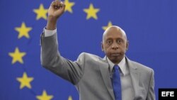 El opositor cubano Guillermo Fariñas posa con el puño en alto tras aceptar el premio Sájarov durante un acto celebrado en el Parlamento Europeo en Estrasburgo (Francia), hoy, miércoles 3 de julio de 2013. Fariñas se mostró hoy confiado en que "un día Cuba