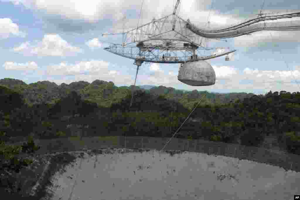 Vista del Observatorio de Arecibo, uno de los telescopios más importantes del mundo, en Puerto Rico, el 13 de julio de 2016. (AP Foto/Danica Coto, File)