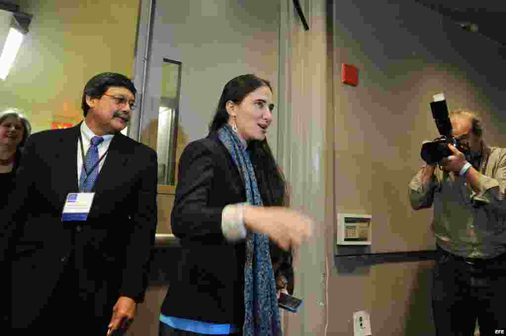 La bloguera cubana Yoani Sanchez Cordero (c) llega a la escuela de periodismo de la Universidad de Columbia para participar en un conversatorio hoy, jueves 14 de marzo de 2013, en Nueva York (NY, EE.UU.). Sánchez Cordero ha alcanzado fama internacional y 